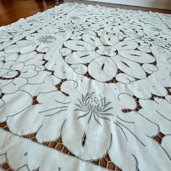 Vintage White Floral Cutwork Tablecloth Rectangle 63 x 48 - Picture 13 of 16